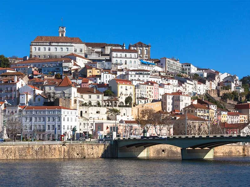 Vista da cidade de Coimbra, onde a Être desenvolve projetos de design de interiores